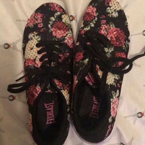 Never worn everlast shoes